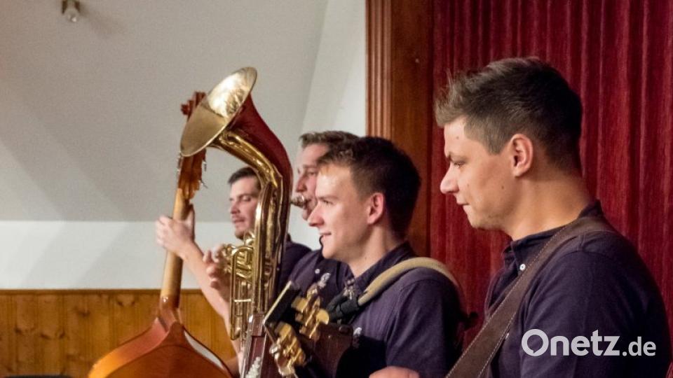 Die Pausenunterhaltung ist fest in Jugendhand: Tschuki- Tschuki stammen ebenfalls aus Freudenberg. Bild: chl