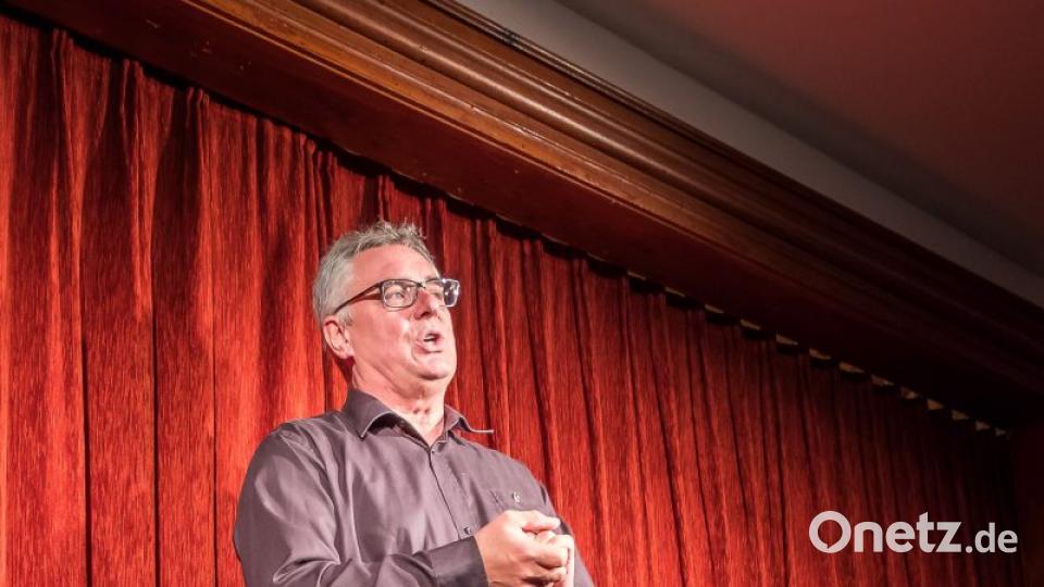 Benno Schißlbauer begrüßt das Publikum zur Premiere Bild: chl