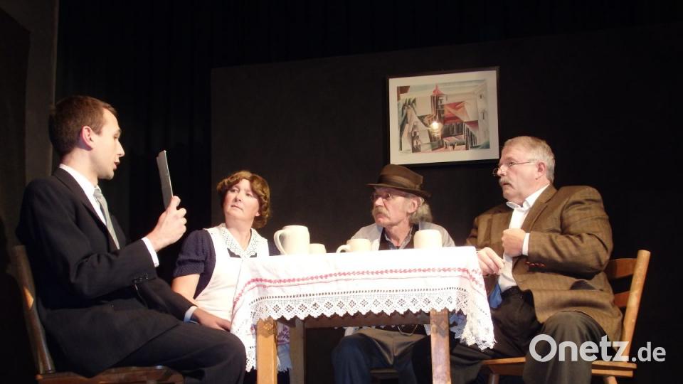 Noch haben (von links) Dr. Rosenblatt (Moritz Müller, Frau Bockerer (Renate Schönberger), Metzger Bockerer (Hannes Rupprecht) und Herr Hatzinger (Peter Budnik) Zeit sich zum Kartenspielen zu treffen. Dock die Zeiten ändern sich ... Bild: wrt