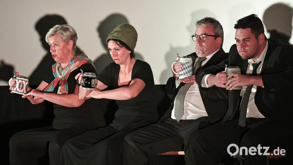 „Szenarium“ heißt das neue Stück der Theatergruppe Rampenfieber. Unter der Regie von Winfried Steinl laufen die Darsteller im Ringtheater zur Höchstform auf. Bild: Petra Hartl