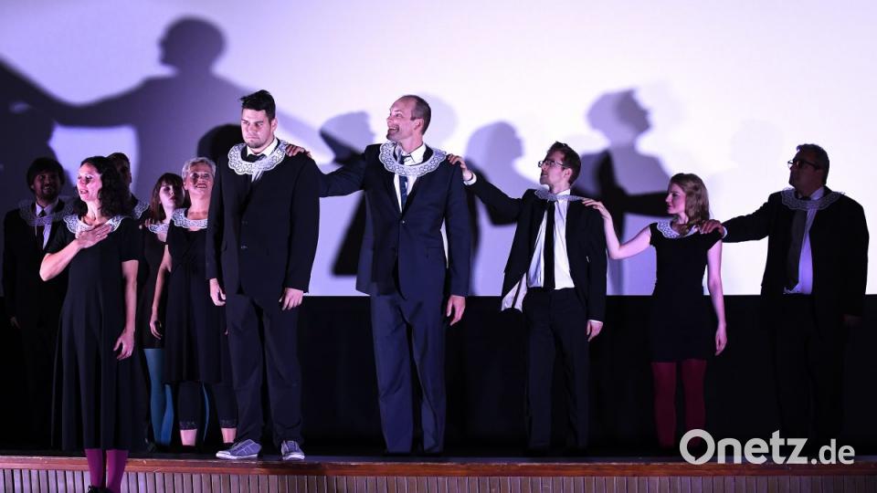 „Szenarium“ heißt das neue Stück der Theatergruppe Rampenfieber. Unter der Regie von Winfried Steinl laufen die Darsteller im Ringtheater zur Höchstform auf. Bild: Petra Hartl