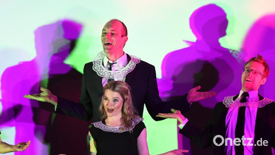 „Szenarium“ heißt das neue Stück der Theatergruppe Rampenfieber. Unter der Regie von Winfried Steinl laufen die Darsteller im Ringtheater zur Höchstform auf.
A.K.T.: Theateraufführung &quot;Szenarium&quot; mit der Theatergruppe Rampenfieber
von Winni Steinl im Ringtheater Amberg Bild: Petra Hartl
