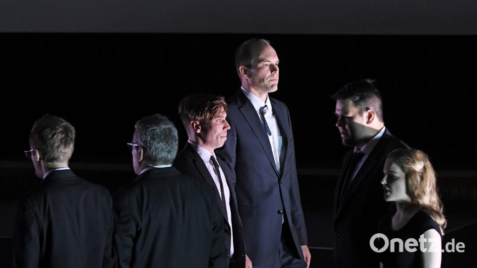 „Szenarium“ heißt das neue Stück der Theatergruppe Rampenfieber. Unter der Regie von Winfried Steinl laufen die Darsteller im Ringtheater zur Höchstform auf. Bild: Petra Hartl