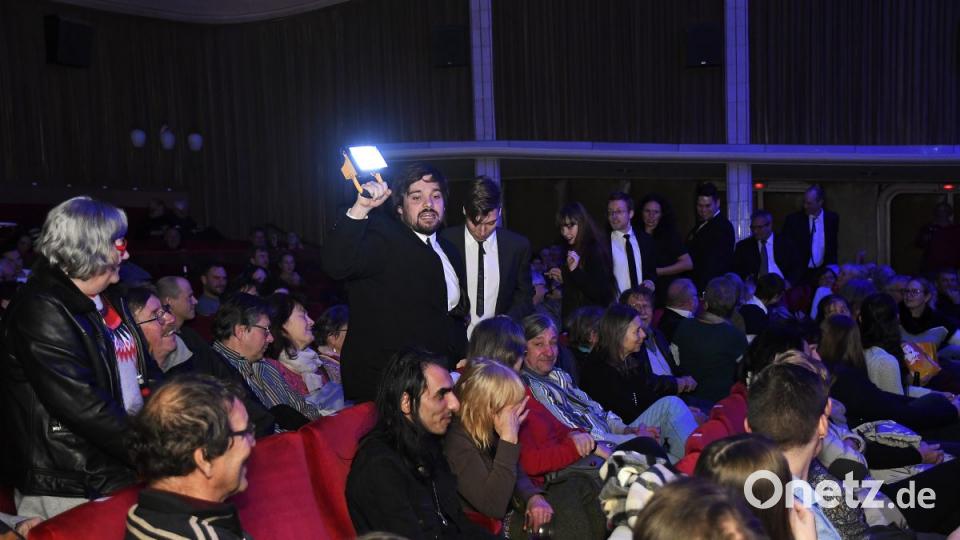 „Szenarium“ heißt das neue Stück der Theatergruppe Rampenfieber. Unter der Regie von Winfried Steinl laufen die Darsteller im Ringtheater zur Höchstform auf. Bild: Petra Hartl