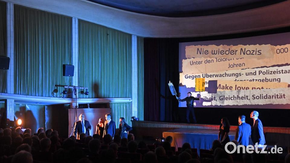 „Szenarium“ heißt das neue Stück der Theatergruppe Rampenfieber. Unter der Regie von Winfried Steinl laufen die Darsteller im Ringtheater zur Höchstform auf. Bild: Petra Hartl