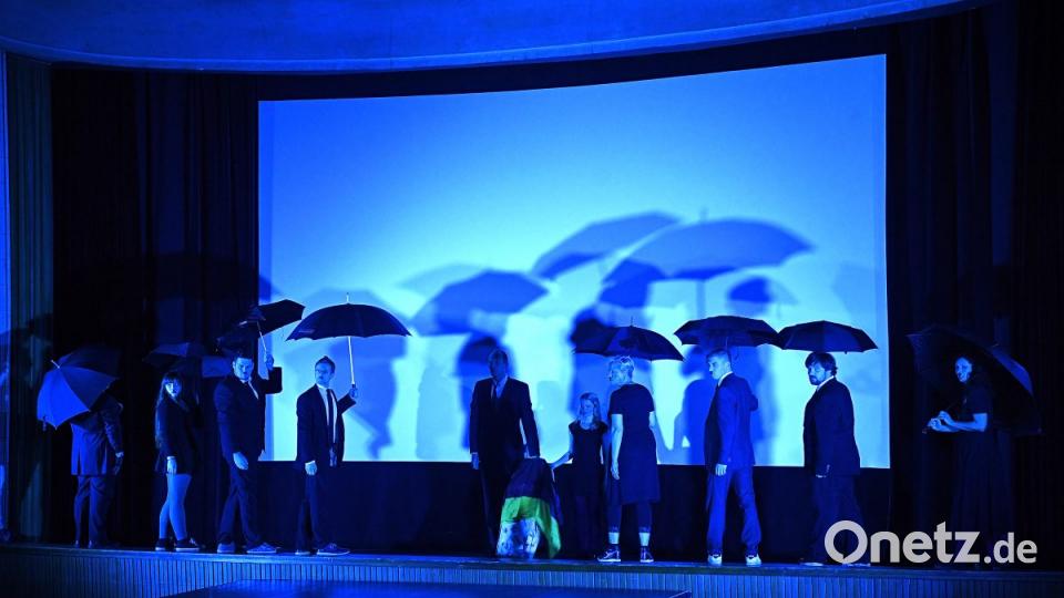 „Szenarium“ heißt das neue Stück der Theatergruppe Rampenfieber. Unter der Regie von Winfried Steinl laufen die Darsteller im Ringtheater zur Höchstform auf. Bild: Petra Hartl