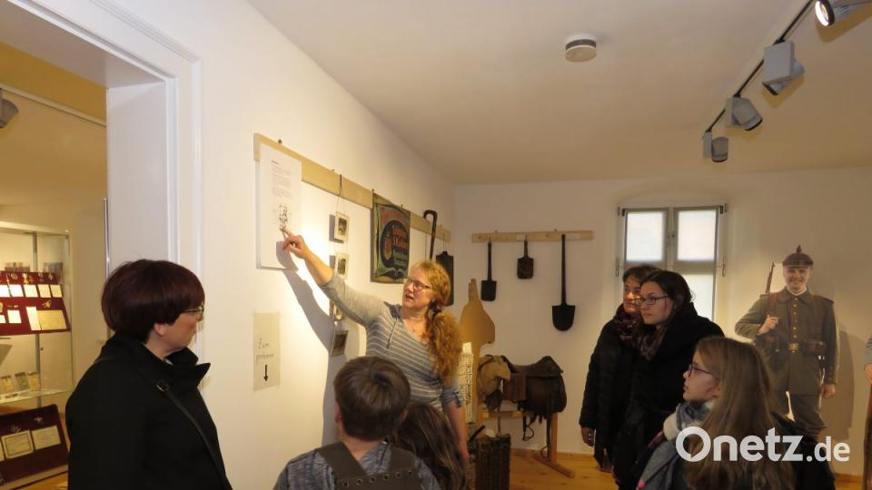 Bettina Weis zeigt den Besuchern der Ausstellung, wie ein Soldat im Ersten Weltkrieg gekleidet war. Bild: ubb