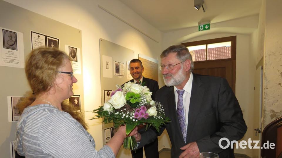 Bürgermeister Josef Schmidkonz bedankte sich bei Bettina Weis für die Gestaltung der Ausstellung mit einem Blumenstrauß. Bild: ubb