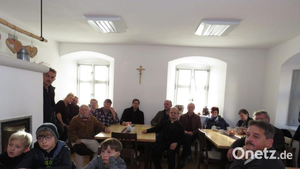 Bevor die Ausstellung erstmals besichtigt wurde, konnten sich die Besucher anhand eines kleinesn Films Informatives über den Zweiten Weltkrieg anschauen. Bild: ubb