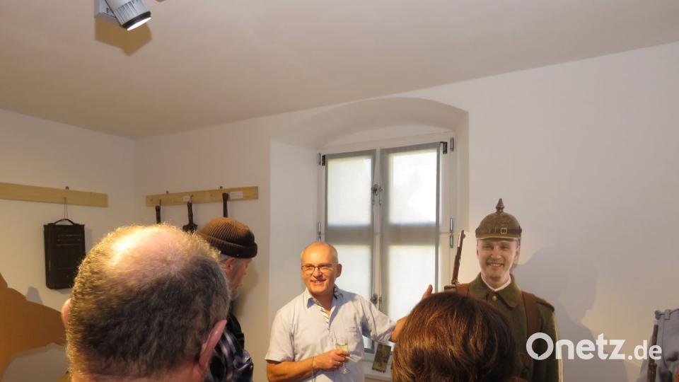 Roland Weis demonstriert mit einer Papp-Puppe, wie der Soldat damals auszusehen hatte. Bild: ubb