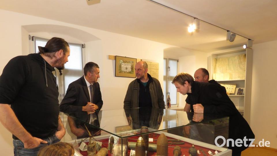 Museumsleiter Franz Schöner (2 v. li.) erklärte einigen Besuchern den Inhalt der Vitrinen. Bild: ubb