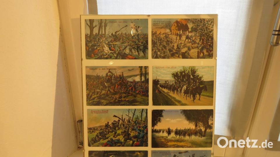 Äußerst skurill sind diese Postkarten, die Schlachtfelgetümmel zeigen, die per Hand von einem Künstler gemalt wurden. Bild: ubb