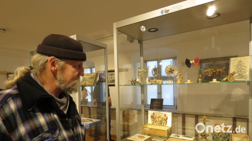 Kitschiger und absurder geht es nicht: Auch Christbaumschmuck war den Kriegsgeräten nachempfunden. Bild: ubb