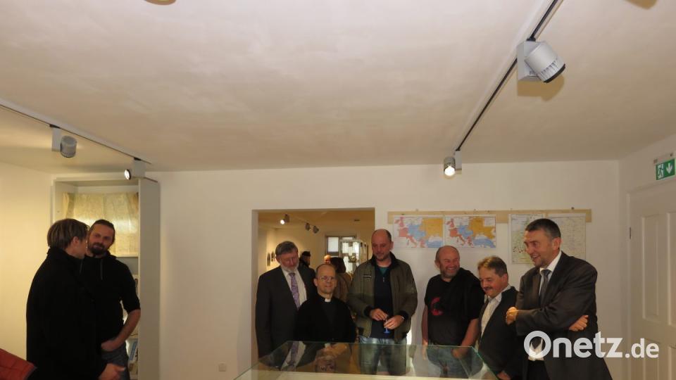 In einer Vitrine werden diverse Waffen gezeigt. Bild: ubb