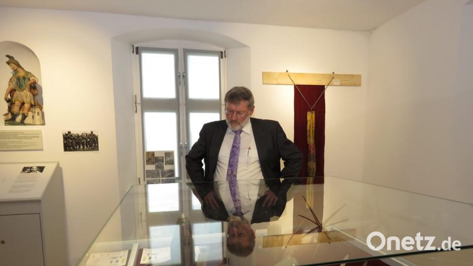 Nachdenklich schaut Bürgermeister Josef Schmidkonz auf die Waffen und fragt sich, warum es immer wieder Krieg geben muss auf der Welt. Bild: ubb