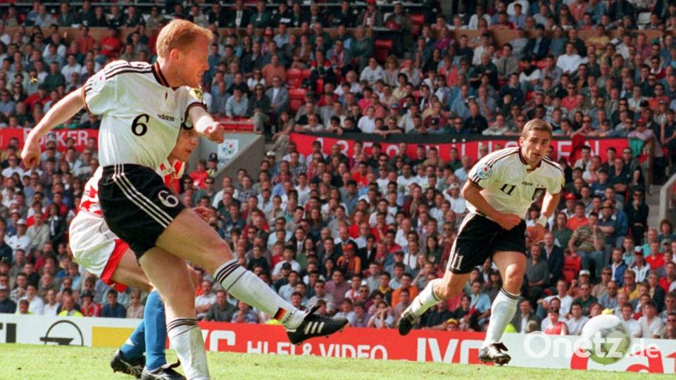 Der deutsche Fußball-Nationalspieler Matthias Sammer (l) erzielt das Tor zum 2:1 im Viertelfinale der Europameisterschaft 1996 gegen Kroatien im Old Trafford-Stadion. Deutschland gewinnt 2:1 und zieht in das Halbfinale ein. Bild: Oliver Multhaup/dpa