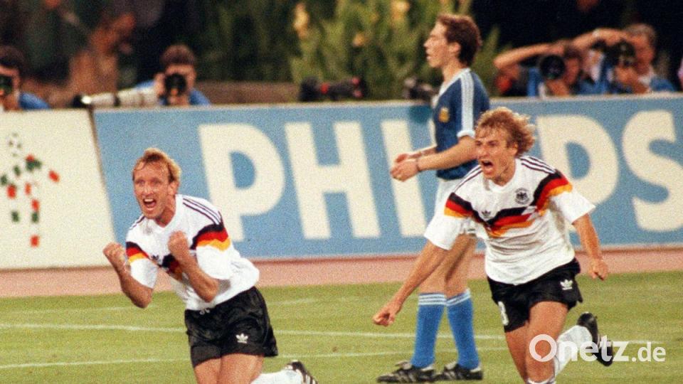 1990: Die deutschen Fußball-Nationspieler Andreas Brehme (l) und Jürgen Klinsmann laufen jubelnd über das Spielfeld des Olympiastadions von Rom, nachdem Brehme per Elfmeter zum 1:0-Führungstreffer für Deutschland verwandelt hat. Das deutsche Team bezwang im Finale der Weltmeisterschaft die Mannschaft Argentiniens mit 1:0. Bild: Frank Kleefeldt/dpa