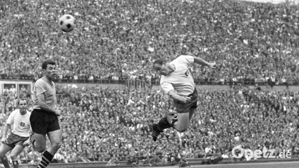 Fußball - DFB-Pokal - 1962/1963 - Finale - Hamburger SV vs. Borussia Dortmund 3:0 (2:0) - Eine Spielszene (l-r): Willi Giesemann (HSV), Lothar Geisler (BVB) und Uwe Seeler (HSV). Bild: agentur_dpa