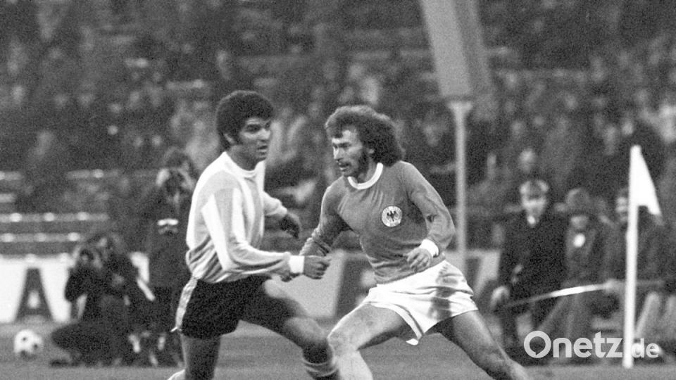 1973: Mittelfeldspieler Paul Breitner (r) im Zweikampf mit dem argentinischen Abwehrspieler Roberto Telch. Die deutsche Fußballnationalmannschaft verliert im Olympiastadion das Länderspiel gegen Argentinien mit 2:3. Bild: agentur_dpa