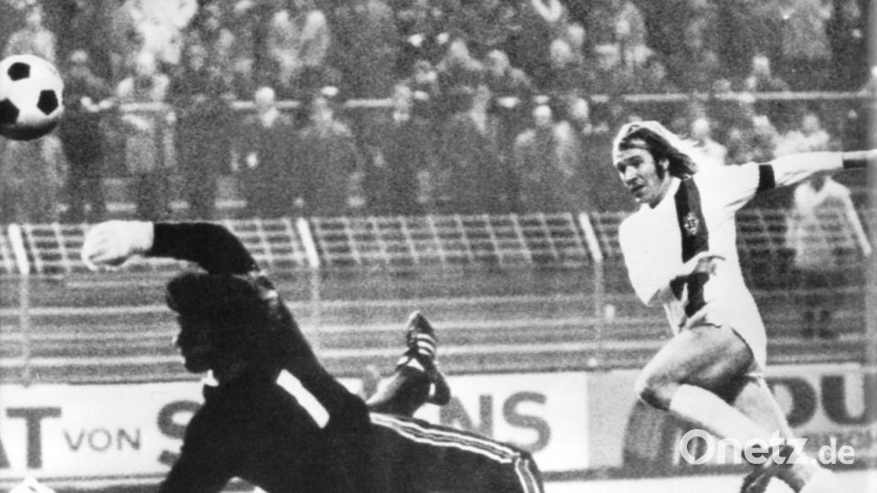 Gladbachs Günter Netzer (r) überwindet am 20.12.1972 in Mönchengladbach den machtlosen Freiburger Torhüter Urban Klausmann mit einem wuchtigen Schuß. Bild: agentur_dpa