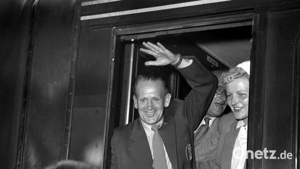 1954: Bundestrainer Sepp Herberger (M) grüsst die Massen: Begeisterter Empfang für die deutsche Fußball-Nationalmannschaft in Singen am Hohentwiel. Etwa 30.000 Menschen finden sich am Bahnhof ein, um die DFB-Mannschaft zu begrüssen und zu feiern. Die Fußball-Nationalmannschaft hatte tags zuvor in Bern sensationell das Weltmeisterschaftsfinale gegen Ungarn mit 3:2 gewonnen und damit erstmals den WM-Titel gewonnen. Bild: Richard Kroll/dpa