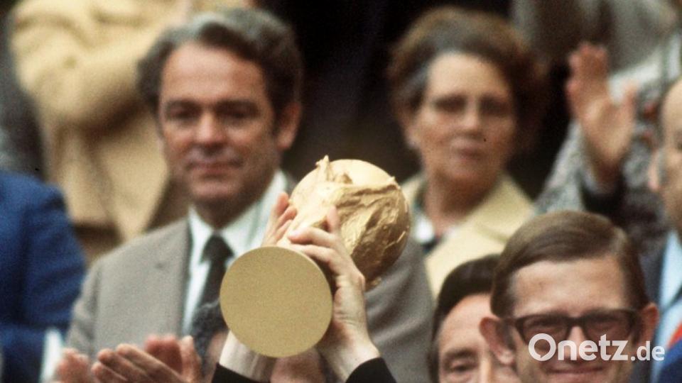 1974: Mannschaftskapitän Franz Beckenbauer jubelt mit dem WM-Pokal in den Händen über den Sieg im WM-Finale Deutschland gegen Niederlande bei der Fußball-WM. Bild: Hartmut Reeh/dpa