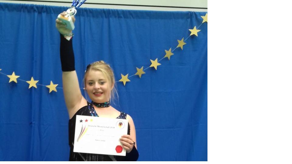 Rebecca Walzer in Siegerpose. In Meiningen wurde die Schwandorferin zur besten deutschen Nachwuchstänzerin gekürt. Bild: exb