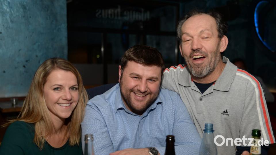 Raigeringer unter sich. Das diesjährige Faschingsprinzenpaar der Narhalla Rot-Gelb Amberg Maria I. und Daniel I. (Müller) zusammen mit Bäckerei Innungsobermeister Alfred Schuller. Bild: brü