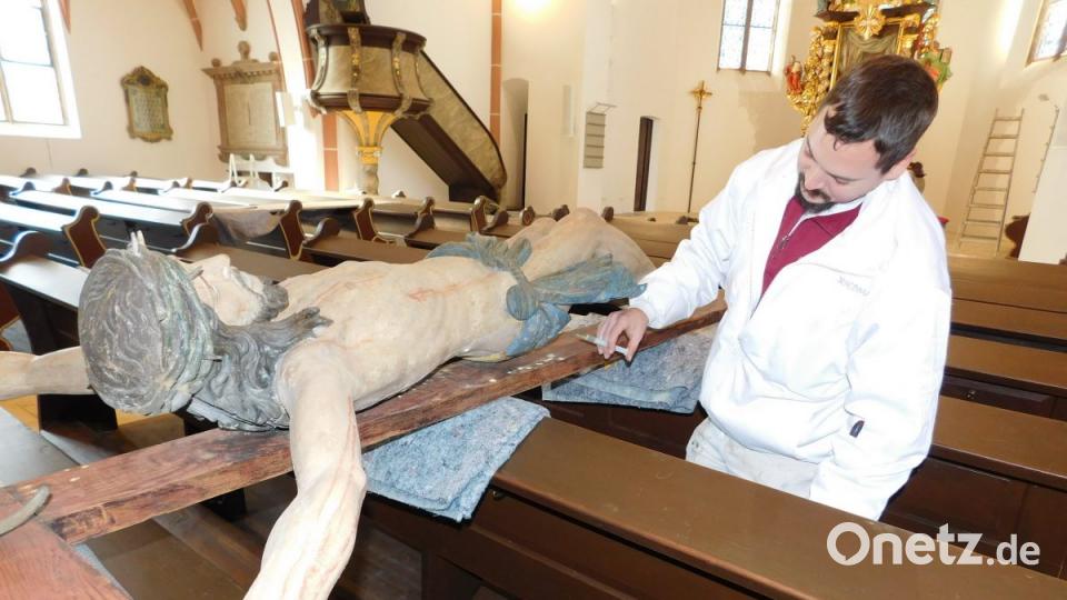 Der Holzwurm nagt selbst am Kreuz und Corpus Christi. Dem Schädling macht Kirchenrestaurator Robert Garris den Garaus. Bild: hai