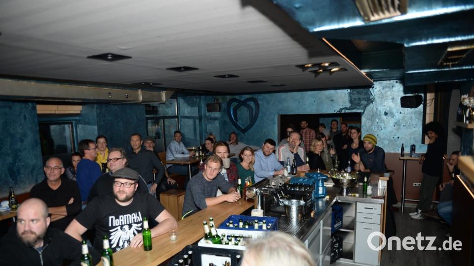 Alle Helfer, Techniker und Bands waren in Blaue Haus gekommen, um gemeinsam den Erfolg ihres Wir sind Amberg Konzertes zu feiern. Bild: brü