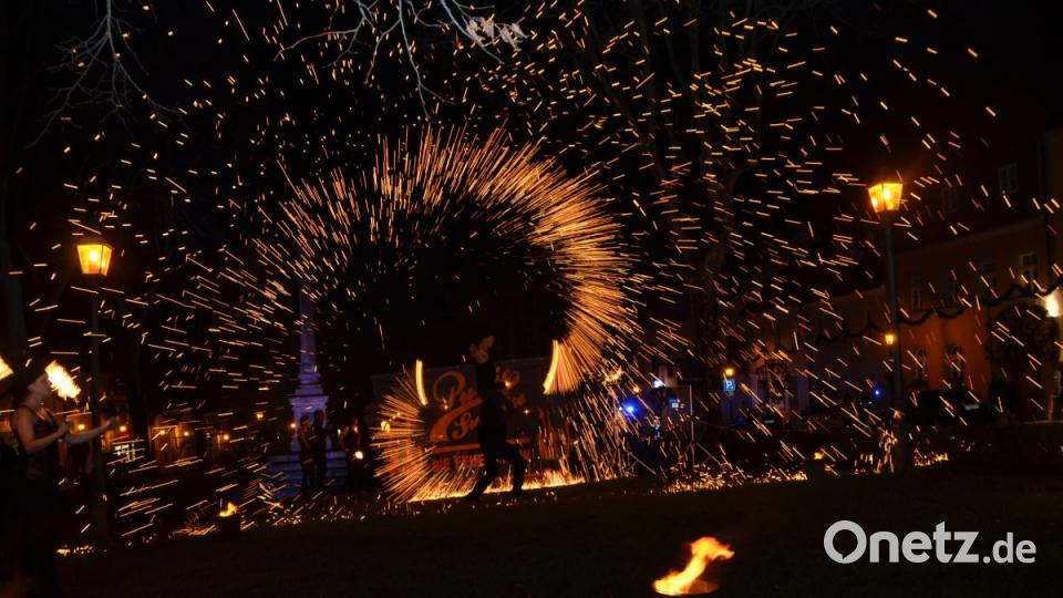 Der MWV-Aktionstag &quot;Vohenstrauß im Kerzenschein&quot; lädt Besucher aus allen Himmelsrichtungen zum Vorbeikommen und Staunen ein. Lichterglanz erfüllt die Stadt. Bild: dob
