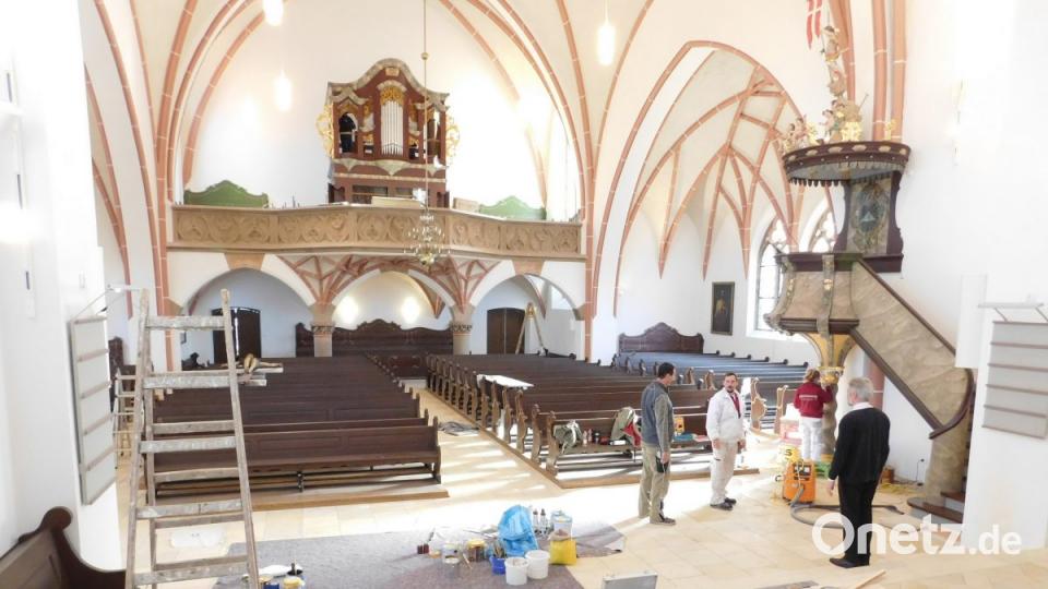 Pfarrer Dirk Grafe (rechts) schaut bei den letzten Arbeiten von Erwin Hammon, Robert Garris und Hannah Rödig (von links) im Kirchenschiff nach dem Rechten. Mit deren Abschluss endet die Generalsanierung, die sich inklusive Planung, Finanzierung und Bau über zehn Jahre erstreckt. Bild: hai