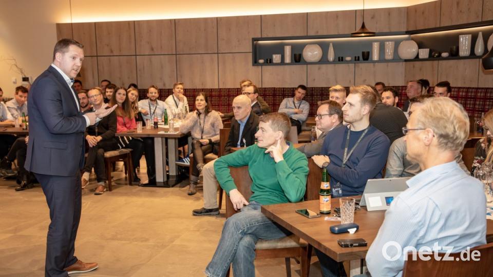 Christian Schieder von der BHS Corrugated in Weiherhammer bei den &quot;Lakeside Talks&quot; Bild: tow