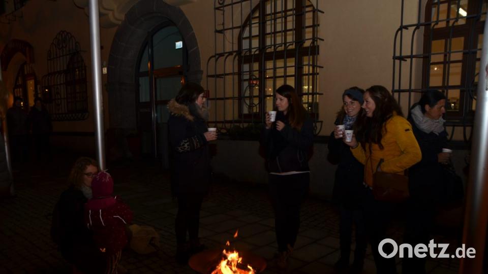Der MWV-Aktionstag &quot;Vohenstrauß im Kerzenschein&quot; lädt Besucher aus allen Himmelsrichtungen zum Vorbeikommen und Staunen ein. Lichterglanz erfüllt die Stadt. Bild: dob
