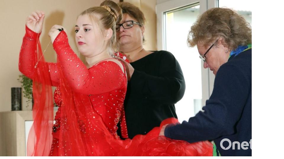 Alles muss perfekt sein, auch bei der privaten Linedance-Vorführung für Oberpfalz-Medien. Mutter Sabine Walzer (hinten) und Oma Monika Bürger helfen Rebecca beim Ankleiden. Bild: Gerhard Götz