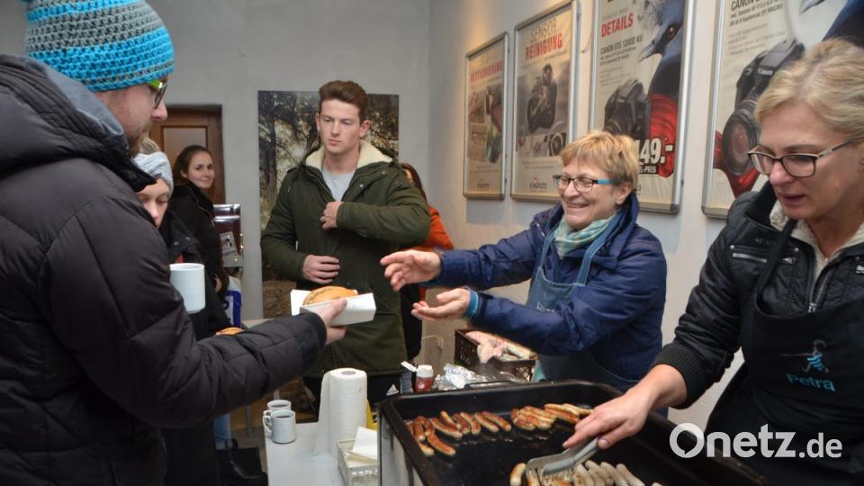 Der MWV-Aktionstag &quot;Vohenstrauß im Kerzenschein&quot; lädt Besucher aus allen Himmelsrichtungen zum Vorbeikommen und Staunen ein. Lichterglanz erfüllt die Stadt. Bild: dob