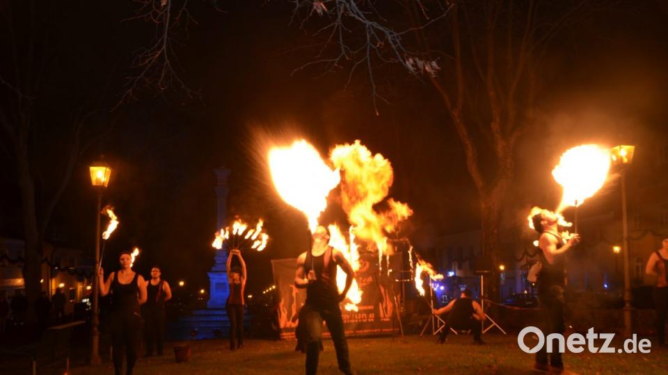 Der MWV-Aktionstag &quot;Vohenstrauß im Kerzenschein&quot; lädt Besucher aus allen Himmelsrichtungen zum Vorbeikommen und Staunen ein. Lichterglanz erfüllt die Stadt. Bild: dob
