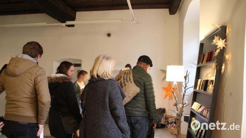 Zahlreiche Besucher waren gekommen, um sich von den Ausstellern in weihnachtliche Stimmung versetzen zu lassen. Bild: kmo