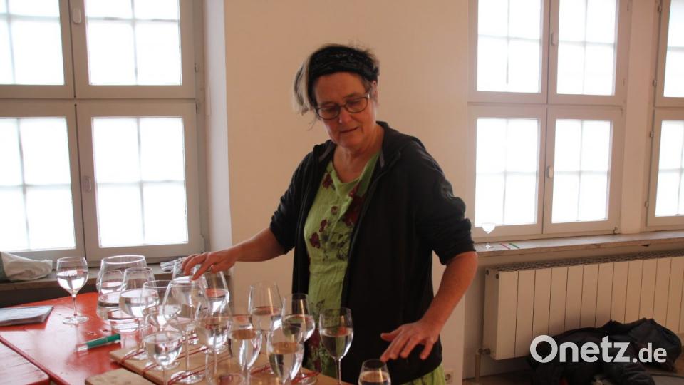Heike Herzog vom Glasmusik Duo &quot;Zitrone17&quot; sorgte zusammen mit ihrer Kollegion Heike Lepke für besinnlichen Klang. Bild: kmo