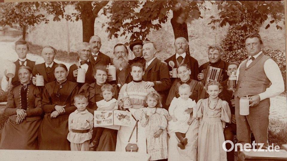 Das Bild im Biergarten der &quot;Landkutsche&quot; entstand vor dem 1. Weltkrieg.
Rechts steht der Wirt Robert Pamler, der Urgroßvater der heutigen Besitzerin Martina Heiß. Bild: hka