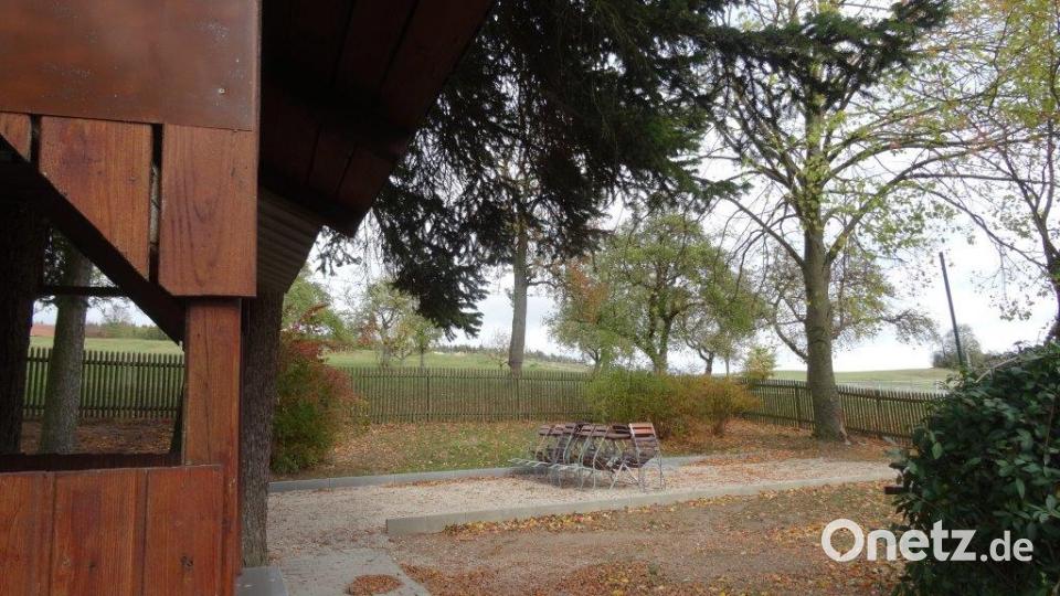 Aufgeräumt ist im Biergarten, in dem es in den Sommermonaten nach Lindes Bratwürsten duftet Bild: hka