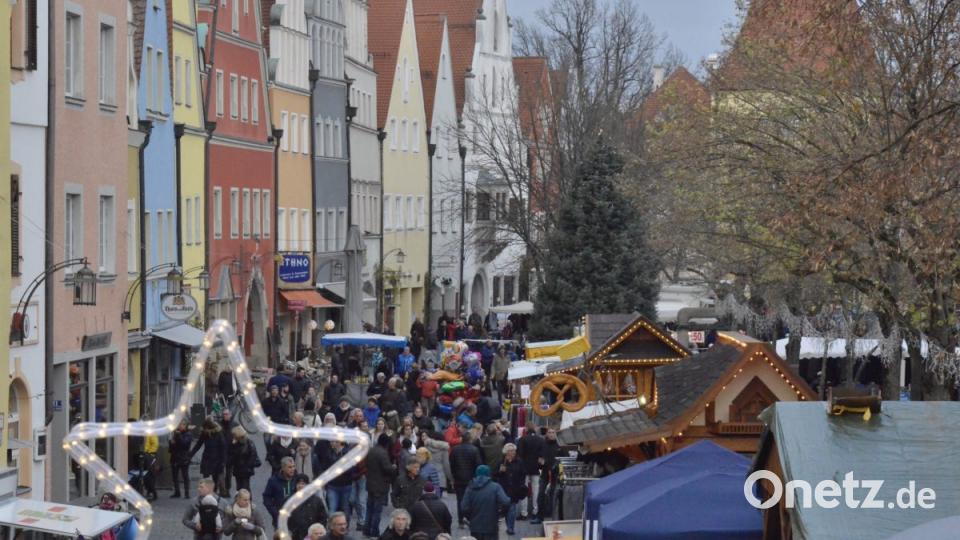 Der Kathreinmarkt bringt für den Weidener Handel einen gelungenen Start ins Weihnachtsgeschäft. Die hohe Frequenz der Besucher macht auch der Blick auf den Unteren Markt deutlich. Bild: Karin Wilck