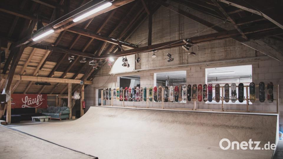 Decks an der Wand und Sneaker an der Wäscheleine. Bild: Lukas Meister