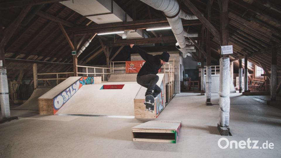 Florian Thoma fährt in der Skate-Halle in Arzberg. Bild: Lukas Meister