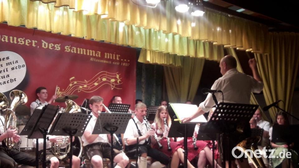 Dirigent Alexander Franz leitet die Blaskapelle Thanhausen. Bild: rdh