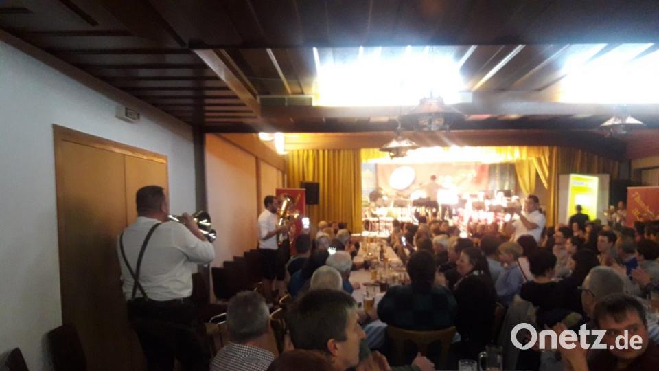 Rund 200 Gäste waren zum Blasmusikabend in die Mehrzweckhalle gekommen. Bild: rdh