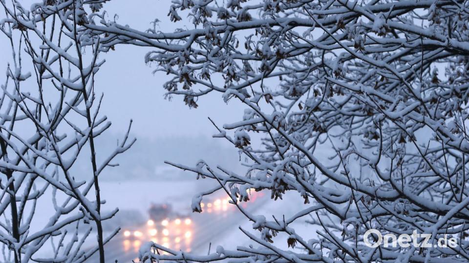 Unterthingau: Autos fahren im morgendlichen Berufsverkehr im Schneetreiben auf der B12. Bild: Karl-Josef Hildenbrand/dpa
