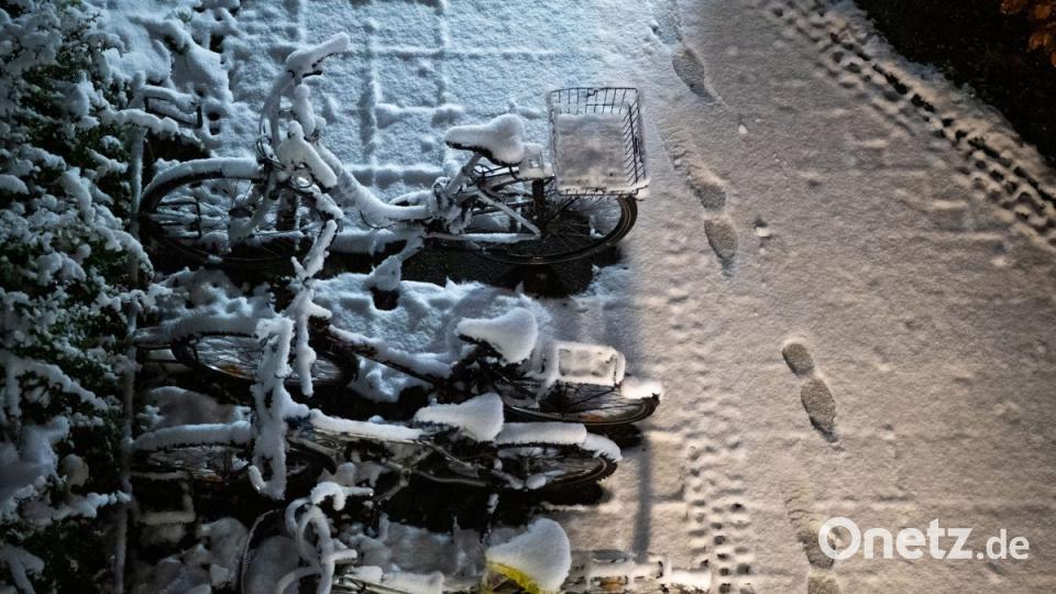 Bayern, Garching: Fußspuren sind im frischen Schnee neben einem Fahrradständer zu sehen. Bild: Lino Mirgeler/dpa