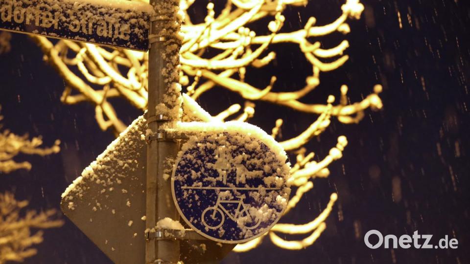 Kaufbeuren: Verkehrsschilder stehen im Schneetreiben. Bild: Karl-Josef Hildenbrand/dpa