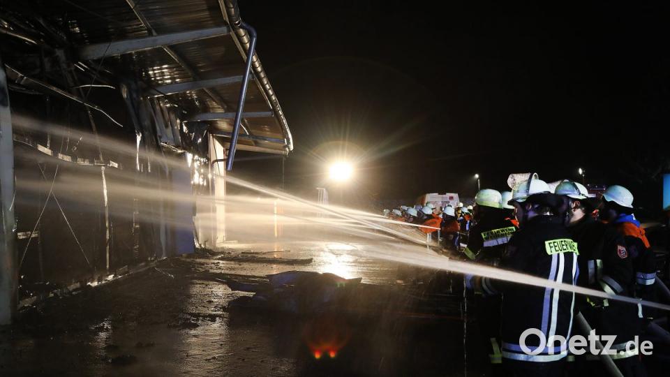 Ein Großaufgebot an Feuerwehrleuten bekämpft das Feuer in der Weigendorfer Fensterfirma. Bild: Wolfgang Steinbacher